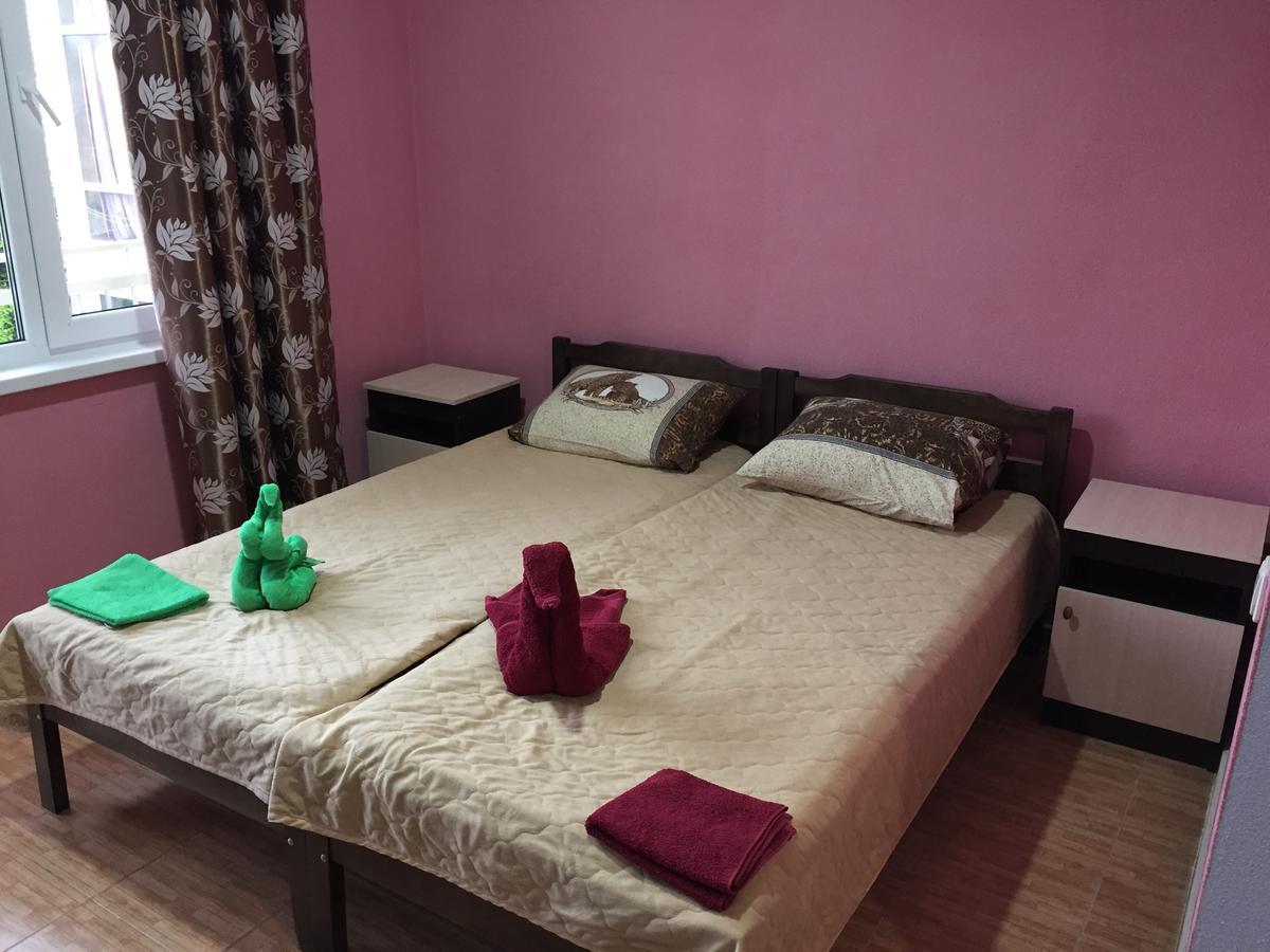 Dionisy Guest House Pizunda Exterior foto